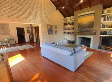 Casa · 269m² · 5 Ambientes · ¡Viví en La Casa de Tus Sueños en El Corazón de Maschwitz!