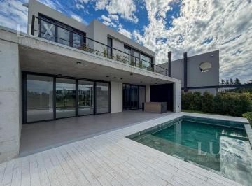 Casa · 330m² · 6 Ambientes · 4 Cocheras · Casa en Venta con 4 Habitaciones en Suite con Salida Al Rio en El Yacht, Nordelta
