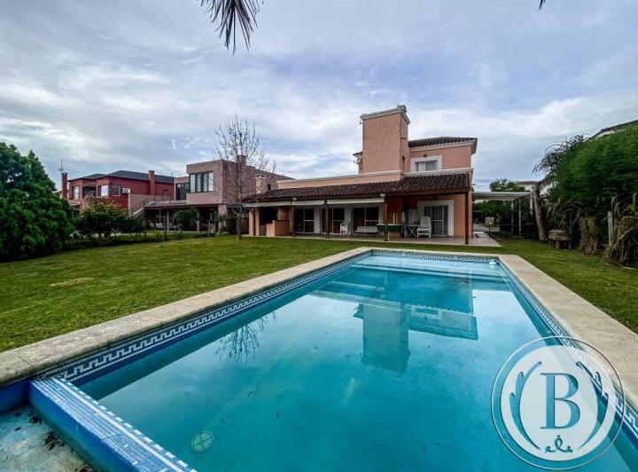 Casa · 265m² · 5 Ambientes · 2 Cocheras