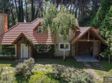 Casa de 4 ambientes, Cariló · Casa en Venta con Piscina - 4 Ambientes - Cercano Al Centro Comercial de Cariló