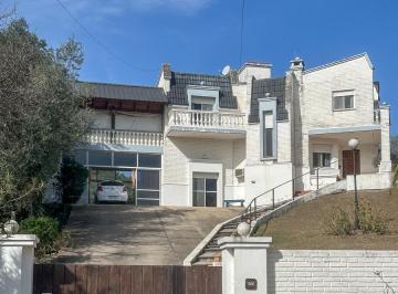 Casa · 180m² · 3 Dormitorios · 2 Cocheras · Vendo Propiedad con Imponentes Vistas! Ubicada a Solo 3 Cuadras del Centro de La Localidad!