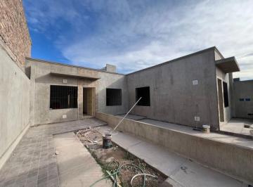 Casa · 75m² · 4 Ambientes · 1 Cochera · Venta de Casa a Estrenar con Patio en Carrodilla