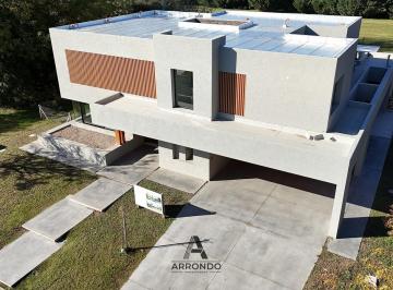 Casa · 348m² · 3 Dormitorios · 2 Cocheras · Casa en Kentucky