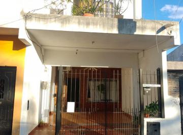 Casa · 46m² · 4 Ambientes · 1 Cochera · Venta Casa 3 Ambientes - Banfield - Financiacion