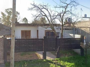 Casa · 100m² · 4 Ambientes · 2 Cocheras · Casa en Venta - 3 Dorm. 1 Baño - Cochera - 687,4 m² - 9 de Abril