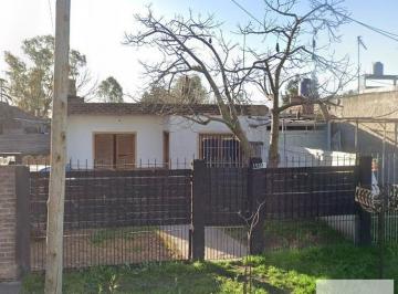 Casa · 100m² · 4 Ambientes · 2 Cocheras · Casa en Venta - 3 Dorm. 1 Baño - Cochera - 687,4 m² - 9 de Abril