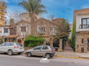 Casa · 239m² · 4 Ambientes · 1 Cochera · Chalet en El Tradicional Barrio Chauvin