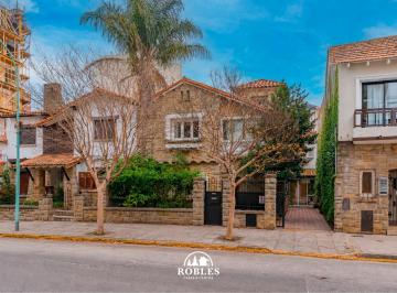 Casa · 239m² · 4 Ambientes · 1 Cochera · Chalet en El Tradicional Barrio Chauvin