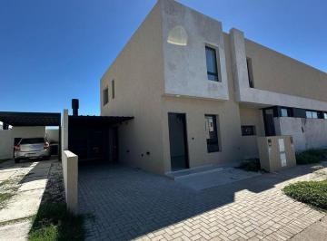 Casa · 95m² · 7 Ambientes · 1 Cochera · Duplex en Venta. Dos Dorm.. Docta. Etapa 1.