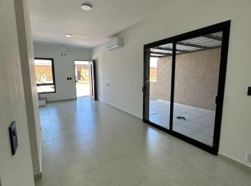 Casa · 95m² · 7 Ambientes · 1 Cochera · Duplex en Venta. Dos Dorm.. Docta. Etapa 1.