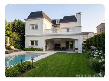 Casa · 290m² · 7 Ambientes · 2 Cocheras · Lote Interno. Sin Muebles. Impecable.
