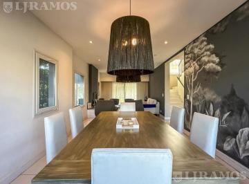 Casa · 290m² · 7 Ambientes · 2 Cocheras · Alquiler Anual - Sin Muebles - en Castaños