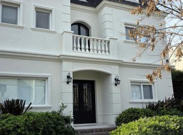 Casa · 290m² · 7 Ambientes · 2 Cocheras · Lote Interno. Sin Muebles. Impecable.