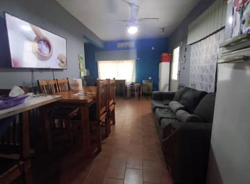 Casa · 93m² · 3 Ambientes · 2 Cocheras · Venta Casa 4 Ambientes en José León Suarez con Jardín