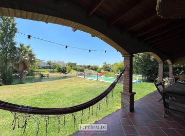 Casa · 238m² · 4 Ambientes · 1 Cochera · Casa Chalet en Venta en Santa Clara, Villanueva, Tigre
