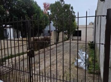 Casa · 220m² · 3 Ambientes · 2 Cocheras · Casa 3 Ambientes con Garaje Pasante y Fondo!