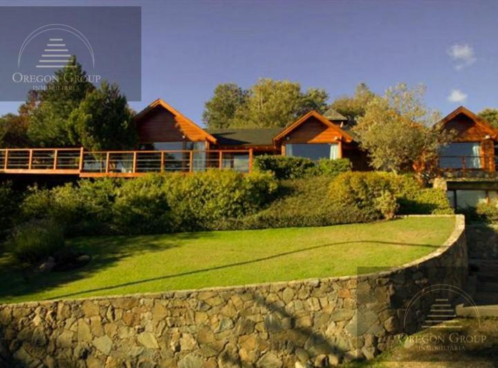 Casa · 1629m² · 9 Ambientes · 6 Cocheras