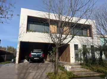 Casa · 520m² · 4 Dormitorios · 4 Cocheras · Casa de Diseño a Estrenar en El Yacht, Nordelta - Vista Al Río y Amarra Propia