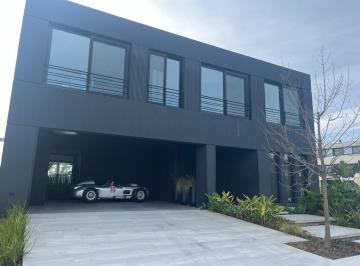 Casa · 455m² · 4 Dormitorios · 6 Cocheras · Casa de Diseño a Estrenar en El Yacht, Nordelta - Vista Al Río y Amarra Propia