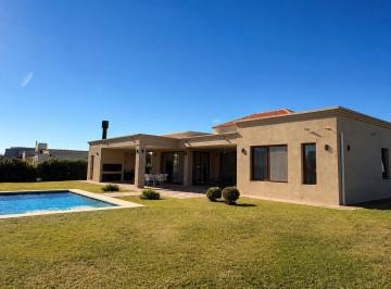 Casa · 168m² · 5 Ambientes · 2 Cocheras · Casa en San Nicolas de Los Arroyos