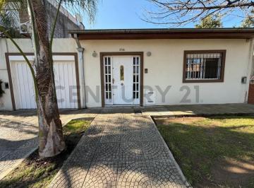 Casa · 110m² · 3 Ambientes · 1 Cochera · Casa Lote Propio Limite Ciudad Jardin y Caseros C/cochera y Jardin