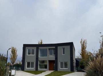 Casa · 321m² · 8 Ambientes · 2 Cocheras · Casa en Venta 8 Ambientes en Barrio Cerrado Neuquen