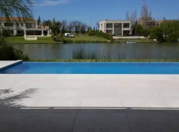 Casa · 403m² · 6 Ambientes · 2 Cocheras · Casa en Venta de 4 Dorm. en Santa Bárbara
