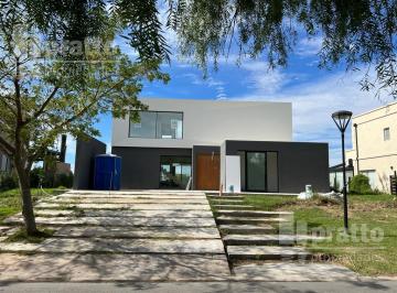 Casa · 212m² · 5 Ambientes · 2 Cocheras · Casa en Venta en El Cantón Norte, 3 Dorm., Barrio Cerrado en Escobar
