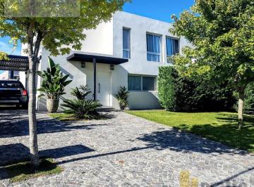 Casa · 220m² · 4 Ambientes · 2 Cocheras · Casa - en Las Tipas Nordelta