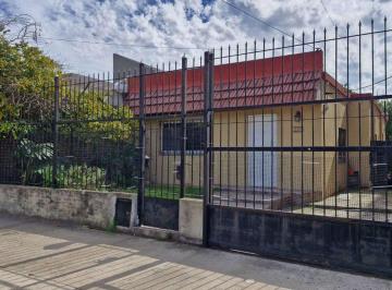 Casa · 100m² · 3 Ambientes · 1 Cochera · Casa en Alquiler 3 Ambientes con Parque en Lanus o
