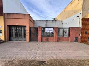 Casa · 243m² · 2 Dormitorios · 3 Cocheras · Casa en Venta Sobre Av 197 E/ 46 y 47