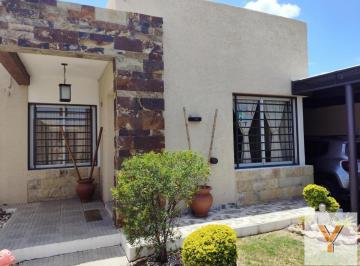 Casa · 183m² · 3 Ambientes · 2 Cocheras · Casa en Venta - 2 Dorm. 3 Baños - La Rioja
