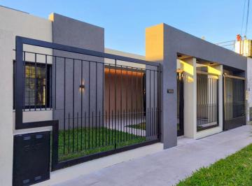 Casa · 136m² · 3 Ambientes · 1 Cochera · Castelar Norte Casa Minimalista a Estrenar