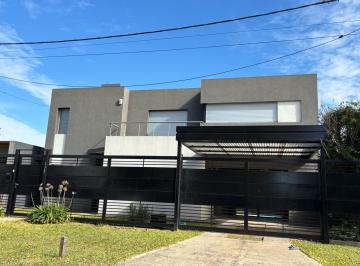 Casa · 200m² · 11 Ambientes · 2 Cocheras · Casa en Fisherton