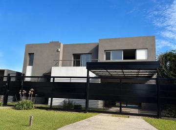 Casa · 200m² · 8 Ambientes · 2 Cocheras · Casa en Fisherton