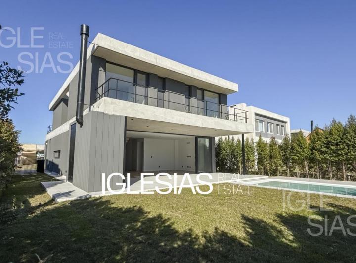 Casa · 270m² · 5 Ambientes · 2 Cocheras