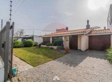 Casa · 236m² · 5 Ambientes · 1 Cochera · Alquiler Casa con Piscina en Punta Gorda, 4 Dorm