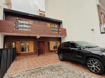 Frente de la casa con vista cochera · Venta de Casa 4 Ambientes Sobre Lote Propio Patio Parrilla y Departamento en Villa Devoto