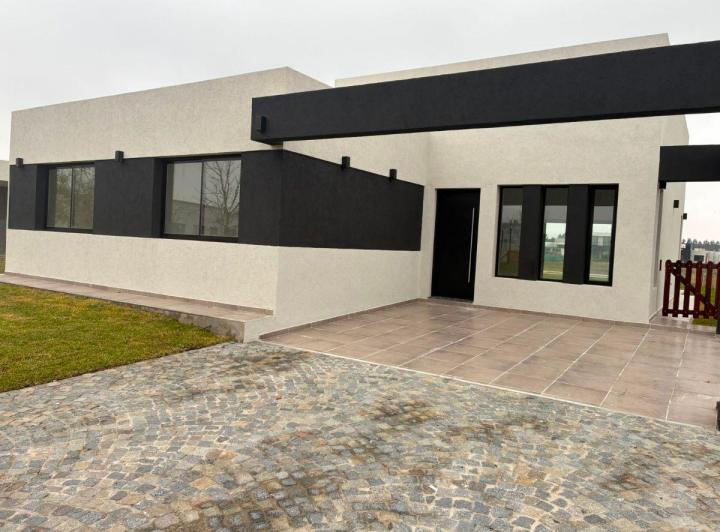 Casa · 143m² · 5 Ambientes · 2 Cocheras