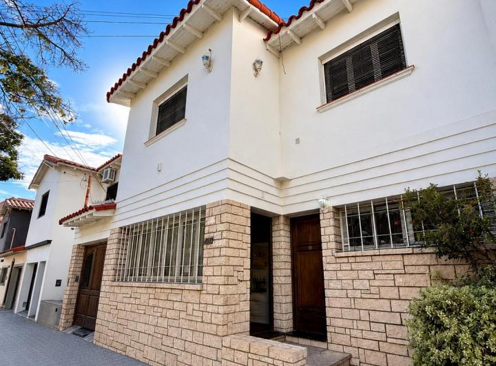 Casa · 200m² · 5 Ambientes · 1 Cochera