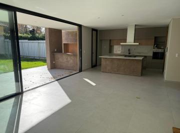 Casa · 152m² · 5 Ambientes · 2 Cocheras · Casa de 3 Habitaciones en Venta en Calle Larrea, Chacras de Coria