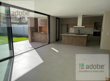 Casa · 152m² · 5 Ambientes · 2 Cocheras · Casa de 3 Habitaciones en Venta en Calle Larrea, Chacras de Coria