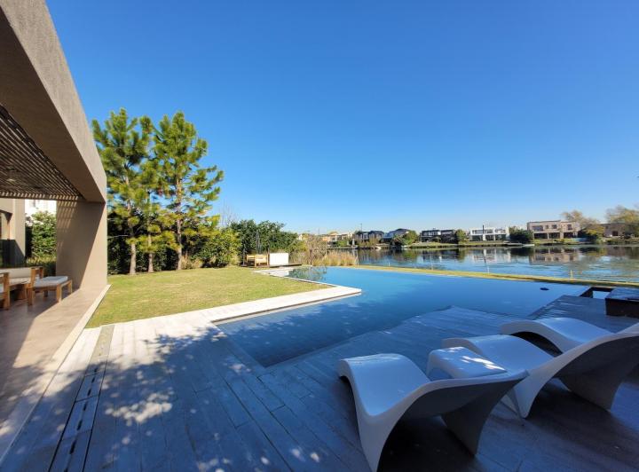 Casa · 340m² · 4 Dormitorios · 3 Cocheras