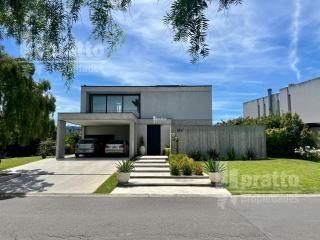 Casa · 200m² · 6 Ambientes · 4 Cocheras · El Cantón Casa a La Laguna