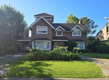 Casa · 221m² · 5 Ambientes · 2 Cocheras · Casa en Alquiler en Village Golf