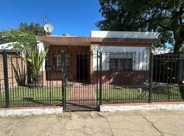 Casa · 90m² · 2 Ambientes · 1 Cochera · Casa en Esquina - 3 Ambientes - Garage Techado - Apta Crédito
