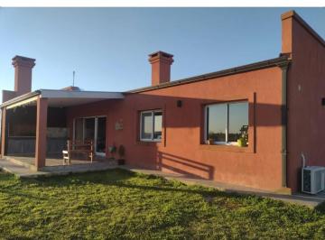 Casa · 160m² · 5 Ambientes · 1 Cochera · Casa en Barrio Cerrado