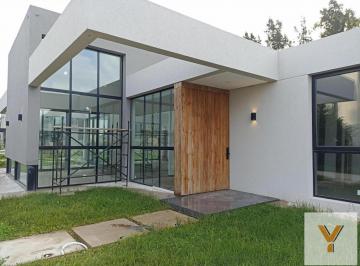 Casa · 200m² · 5 Ambientes · Casa en Venta - 3 Dorm. 3 Baños - Canning
