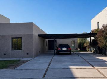 Casa · 143m² · 3 Dormitorios · 2 Cocheras · Casa en B° Lar de Boedo