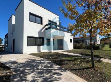 Casa · 225m² · 6 Ambientes · 1 Cochera · Casa con 4 Dorm., Jardin con Galeria y Parrilla - Barrio San Pablo Pilar - Apta Financiación!